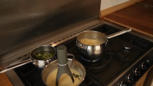 Uutensil Stirr - The Unique Automatic Pan Stirrer - With LED Speed Indicator, Red